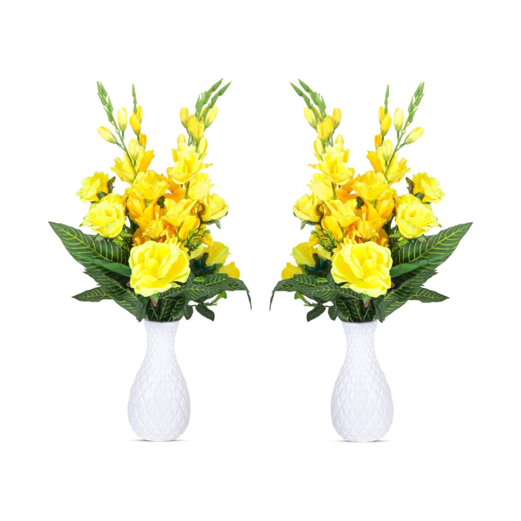 Medium yellow pot roses