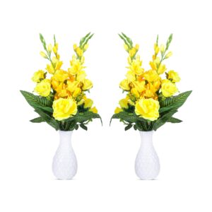 Medium yellow pot roses